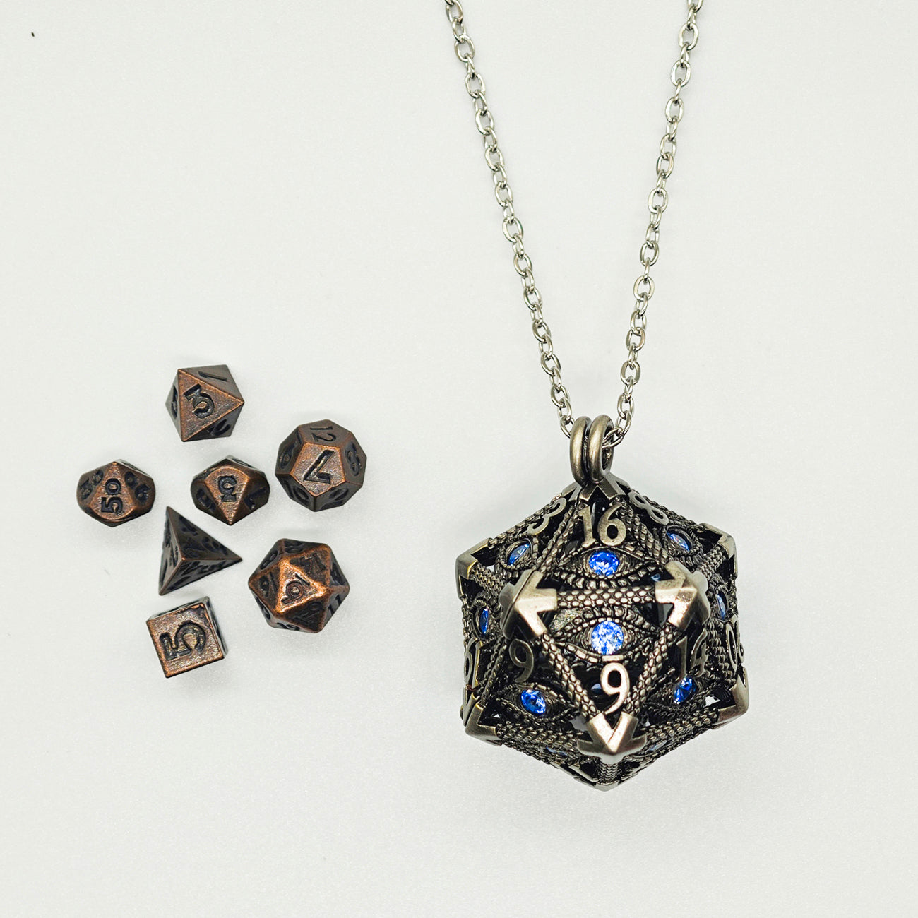 Dragon Eye D20 Kette inkl. Mini-Würfelset | Aufklappbar aus Metall | Halskette