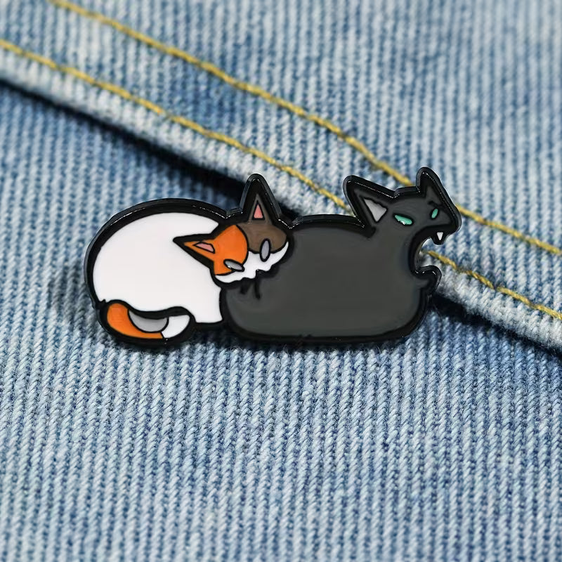 Arschbeißkatze Katzen Anstecker | Emaille Pin aus Metall