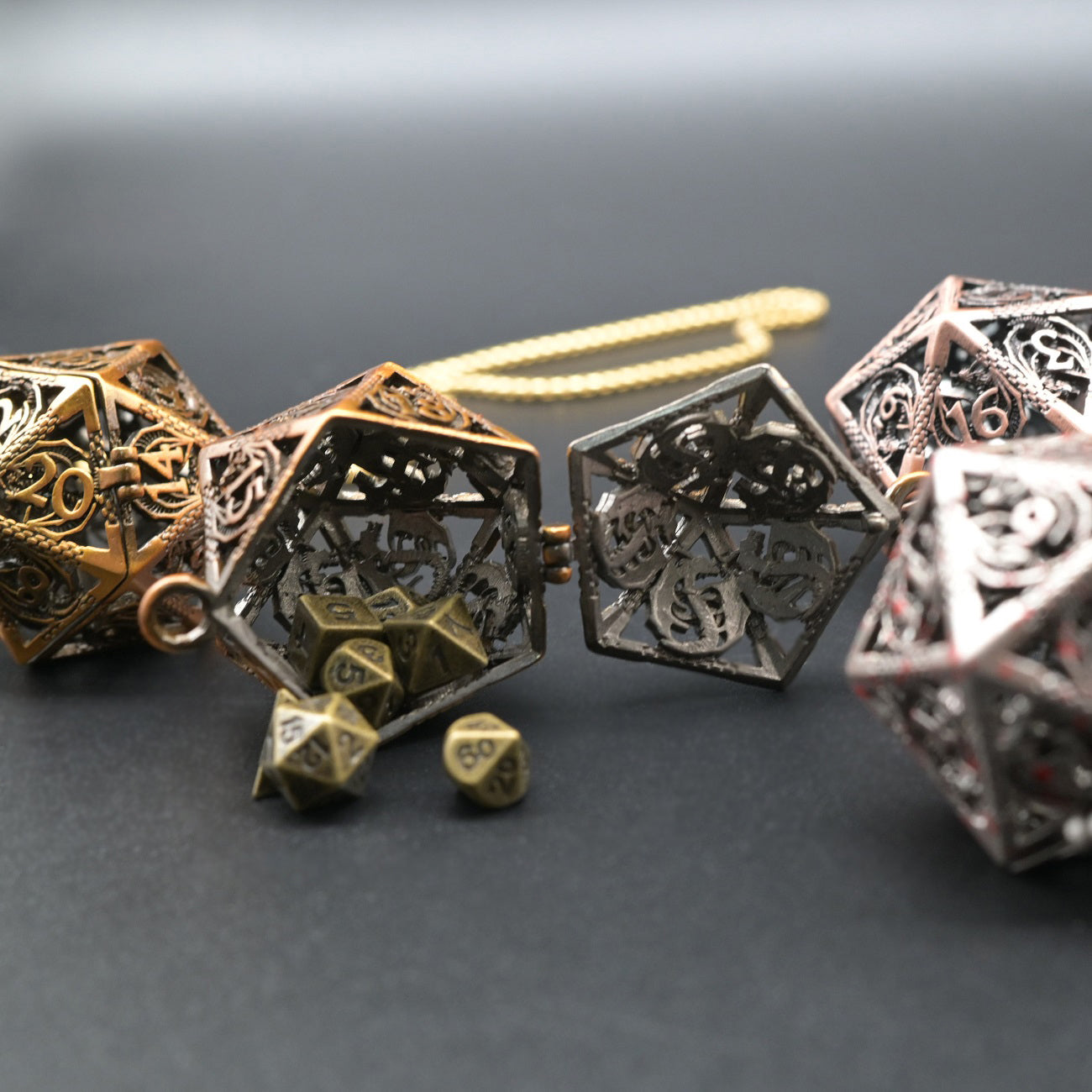 D20 Würfelkette Bronze | mit Würfeln | Aufklappbar aus Metall | Halskette