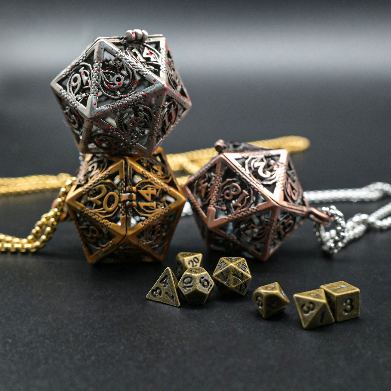 D20 Würfelkette Bronze | mit Würfeln | Aufklappbar aus Metall | Halskette