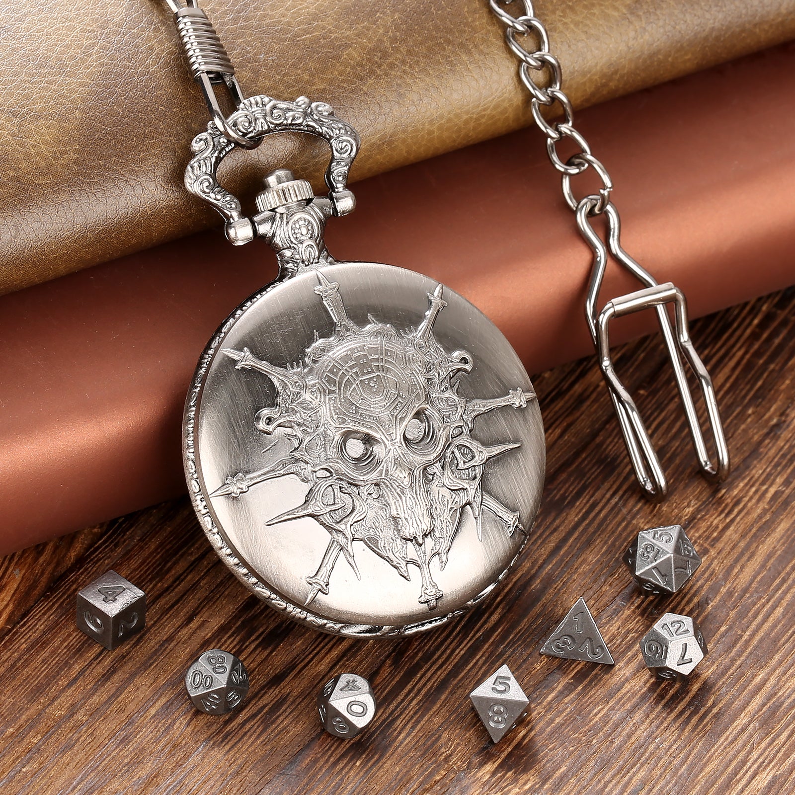 Skull - Würfel Taschenuhr | inkl. 7 teiliges Mini Metallwürfelset