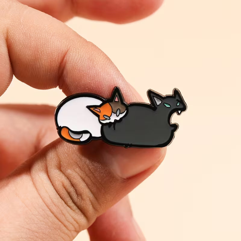 Arschbeißkatze Katzen Anstecker | Emaille Pin aus Metall