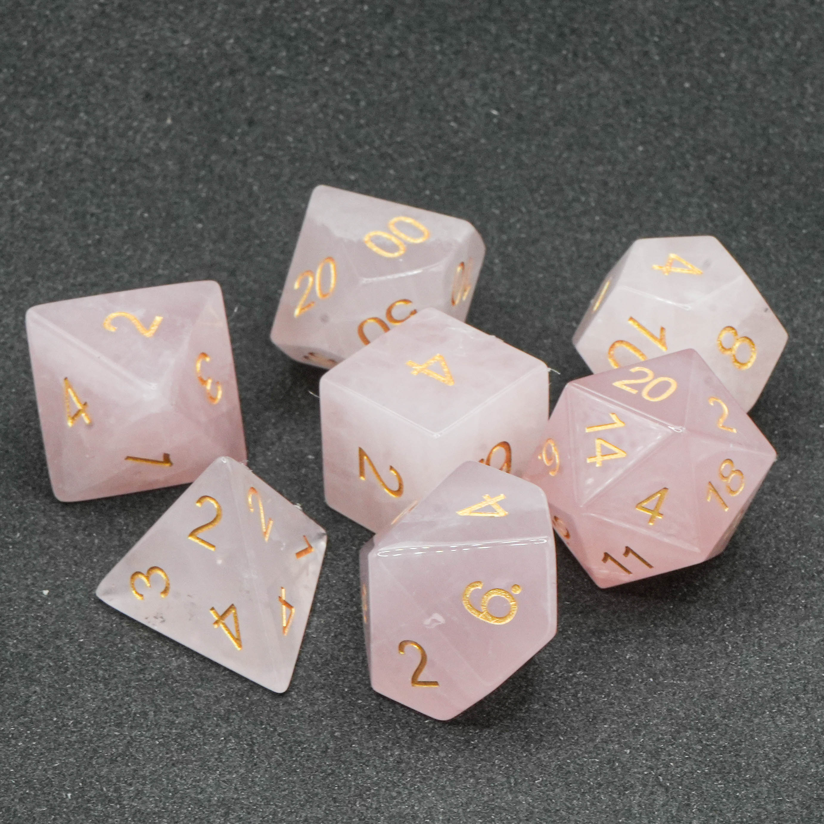 Rosenquarz Gemdice Set - Edelsteinwürfel | 7-teiliges Premium Würfelset mit Würfelbeutel