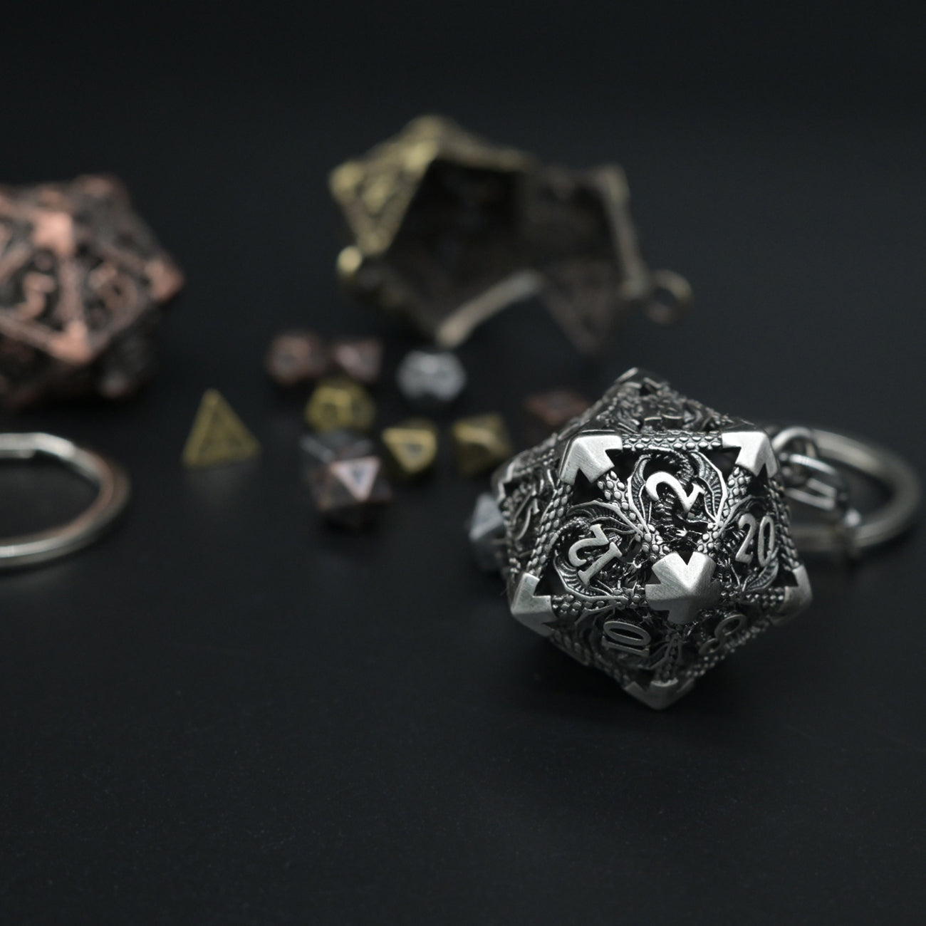 D20 Schlüsselanhänger - Keychain | Mit 7 Würfeln | verschiedene Farben