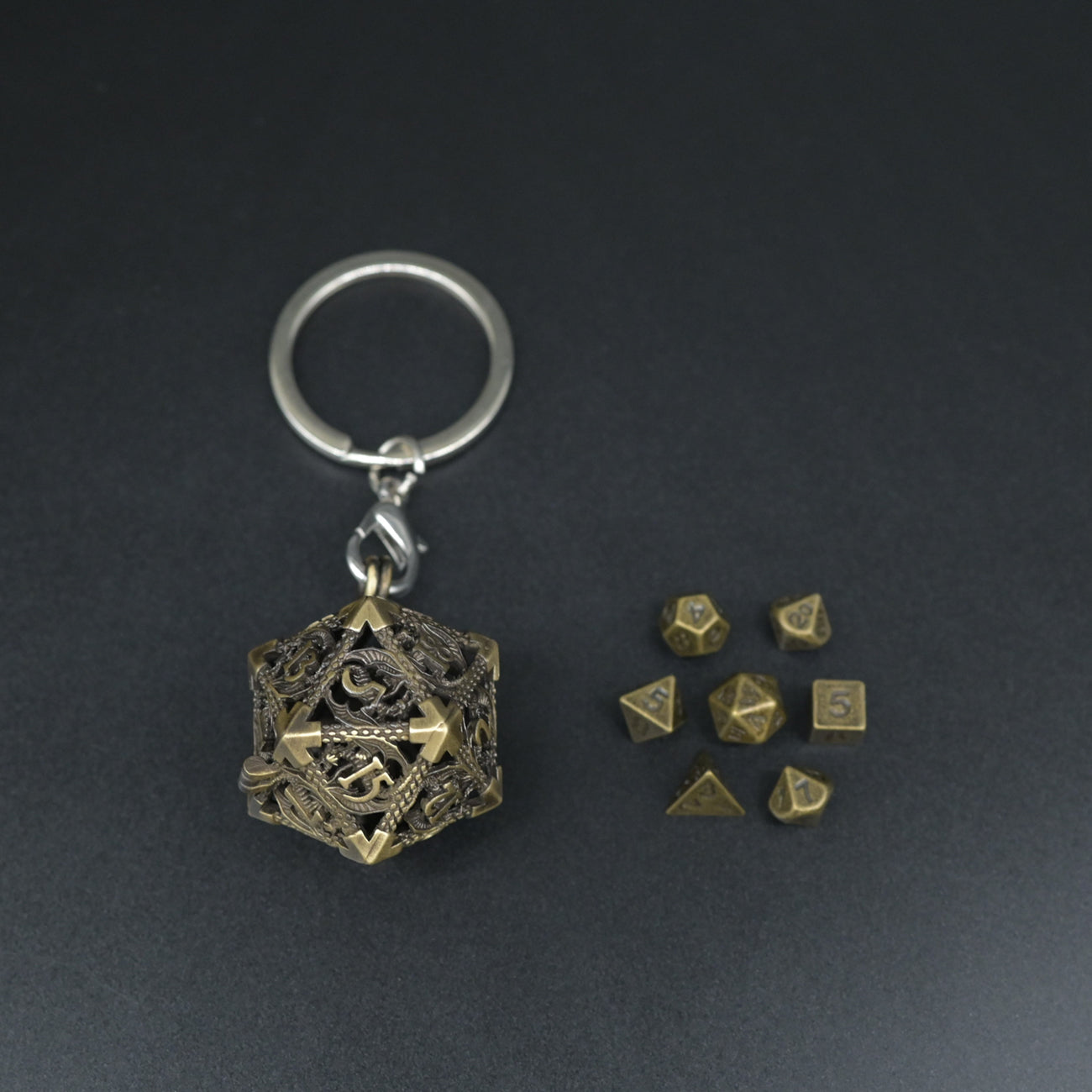 D20 Schlüsselanhänger - Keychain | Mit 7 Würfeln | verschiedene Farben
