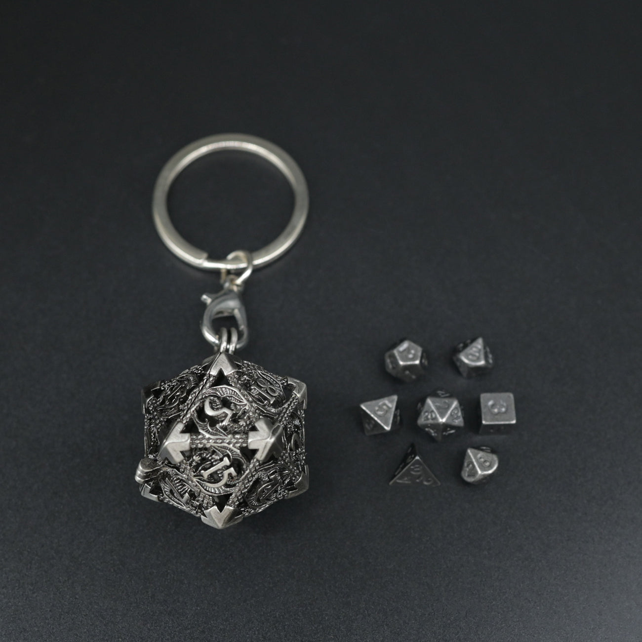 D20 Schlüsselanhänger - Keychain | Mit 7 Würfeln | verschiedene Farben