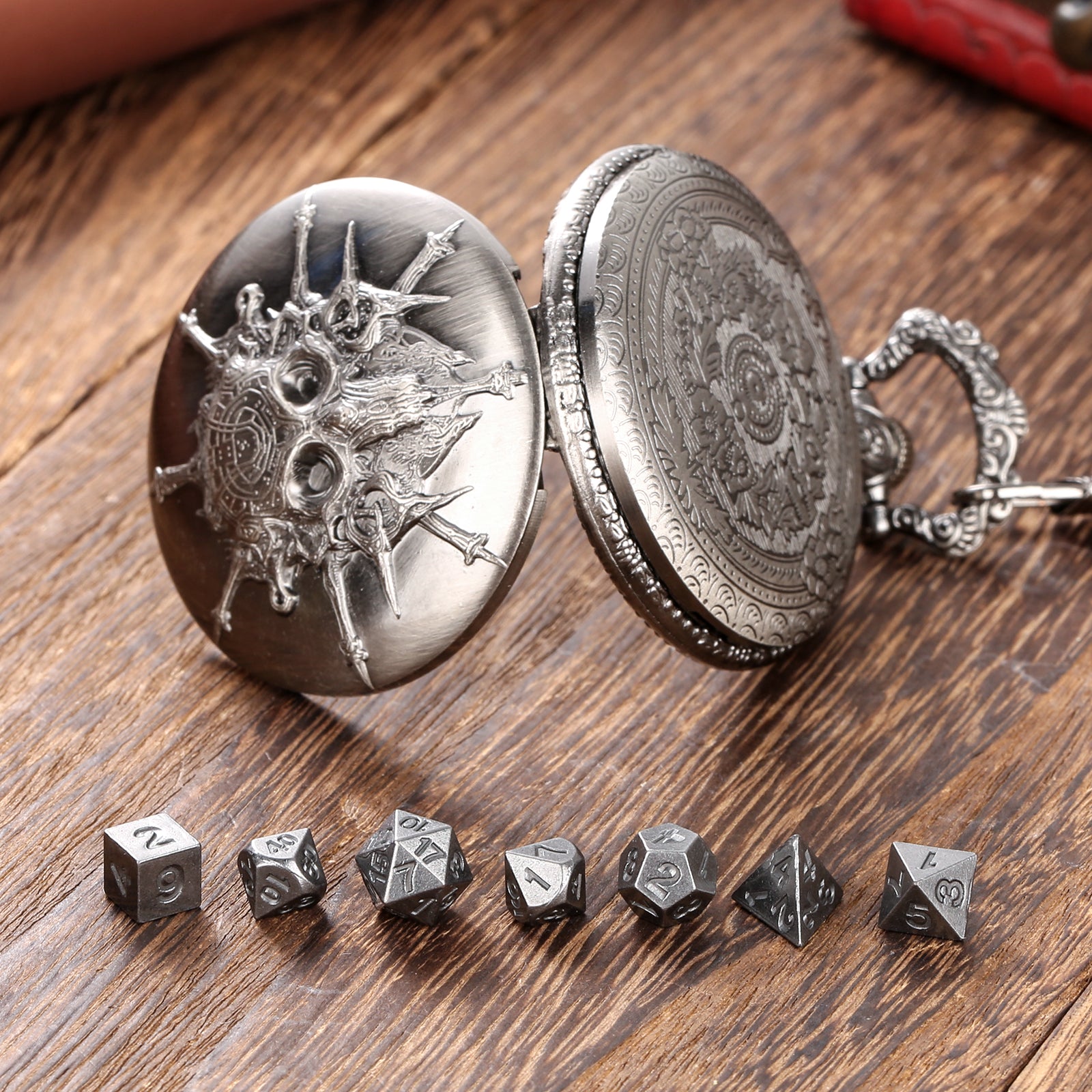 Skull - Würfel Taschenuhr | inkl. 7 teiliges Mini Metallwürfelset